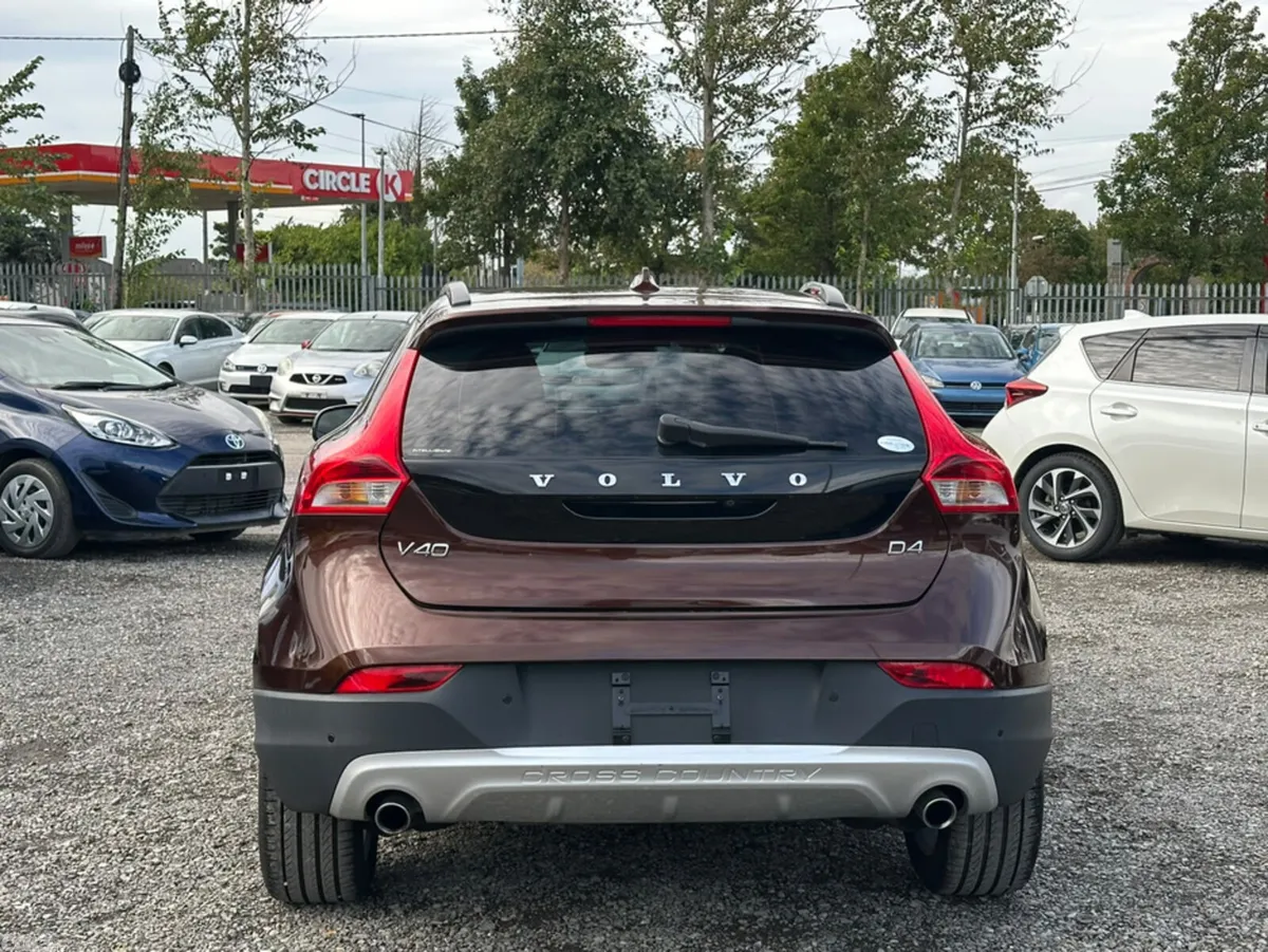 Volvo V40 Hatchback, Diesel, 2018, Brown