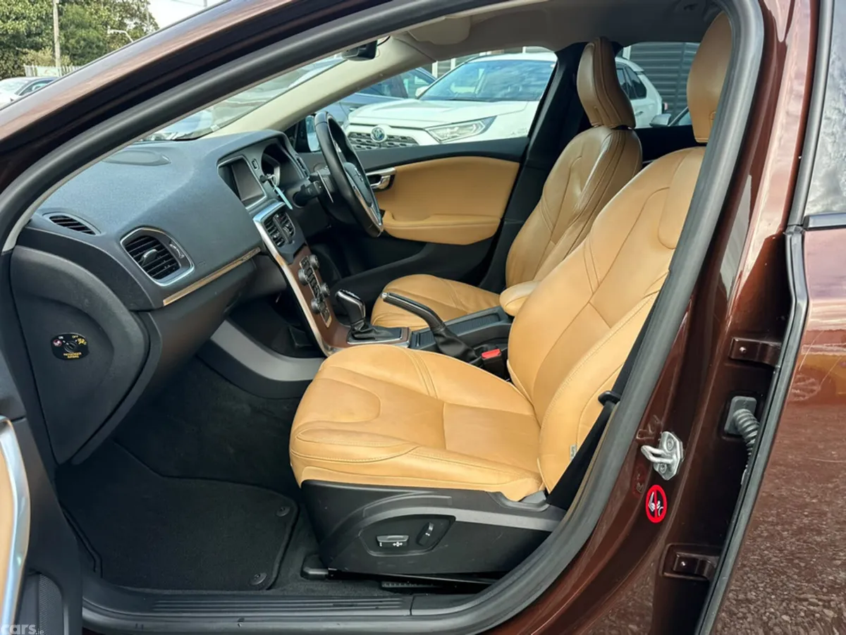 Volvo V40 Hatchback, Diesel, 2018, Brown