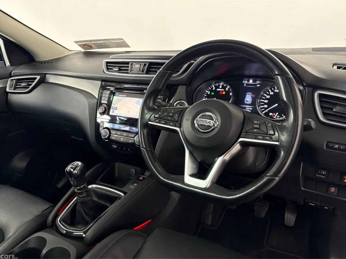 Nissan Qashqai MPV, Petrol, 2018, Red