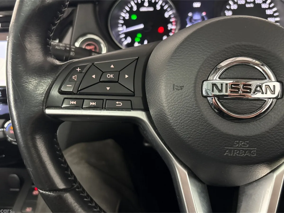 Nissan Qashqai MPV, Petrol, 2018, Red