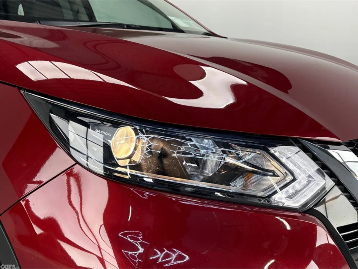 Nissan Qashqai MPV, Petrol, 2018, Red