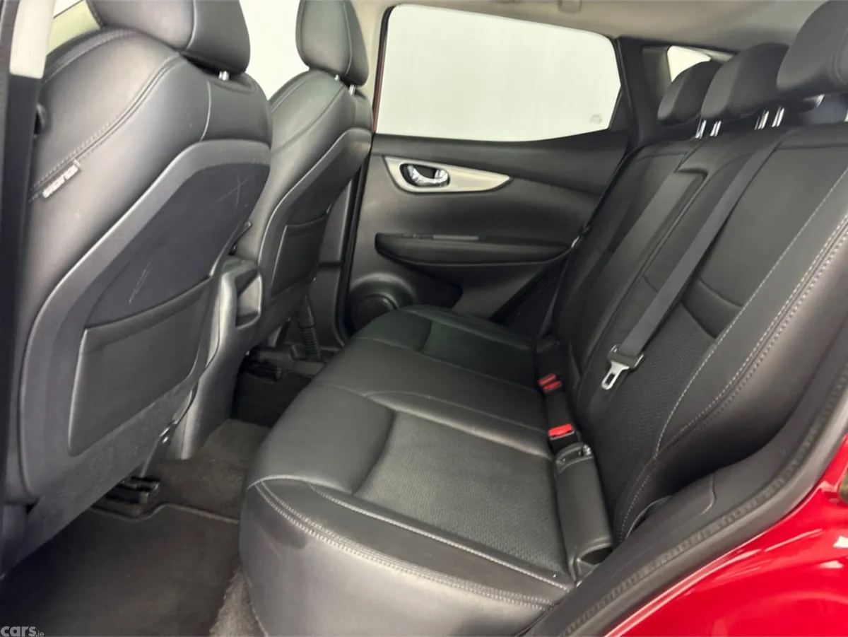 Nissan Qashqai MPV, Petrol, 2018, Red