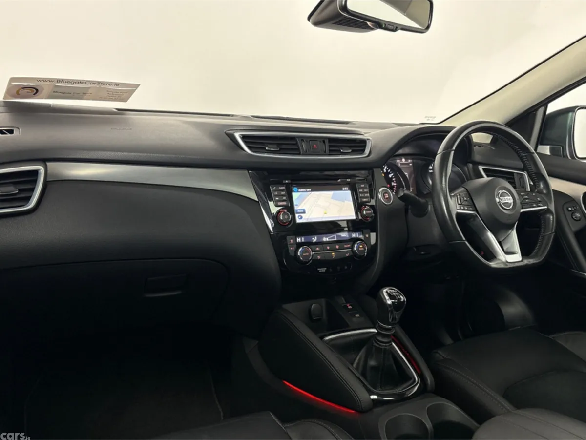 Nissan Qashqai MPV, Petrol, 2018, Red