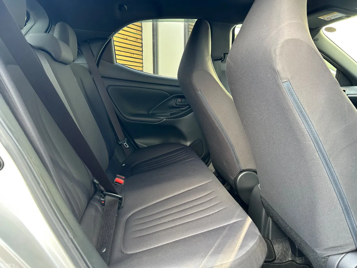 Toyota Yaris Hatchback, Petrol Hybrid, 2021, Silver