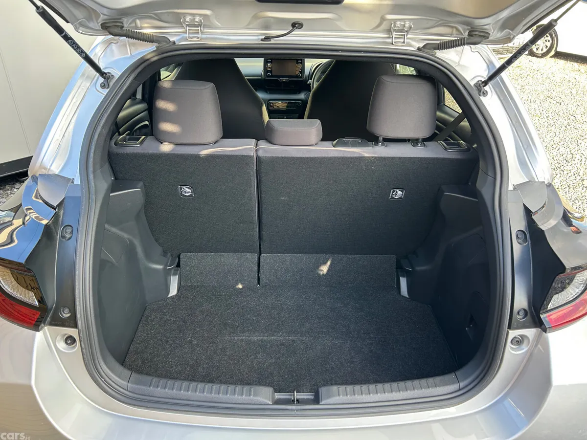 Toyota Yaris Hatchback, Petrol Hybrid, 2021, Silver