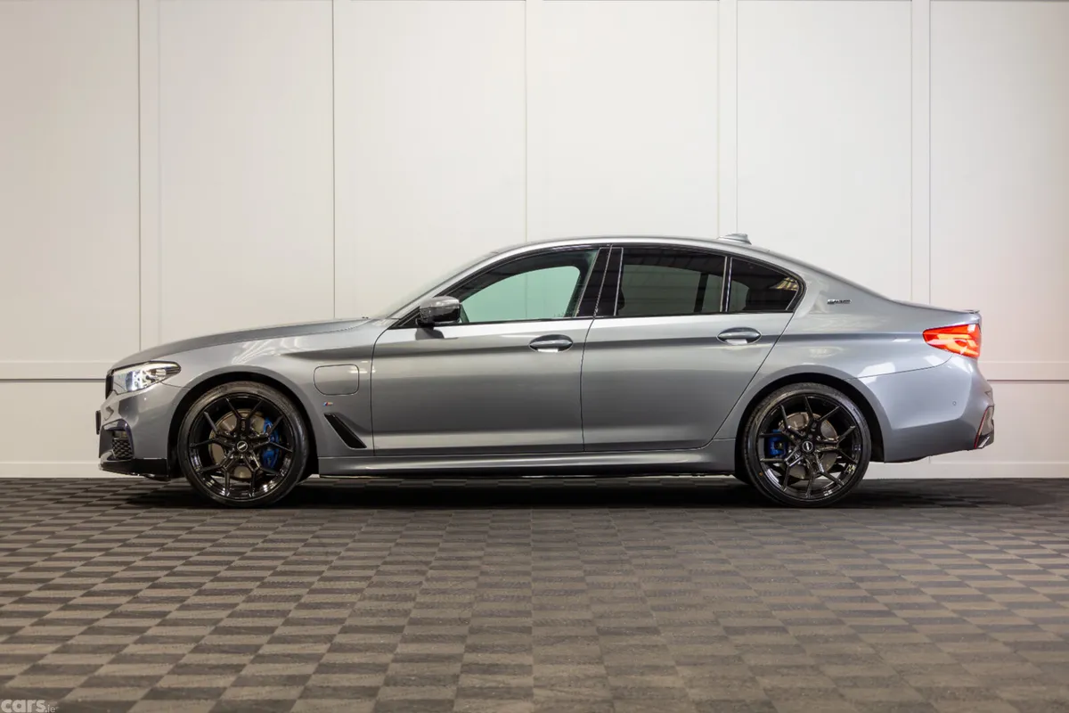 BMW 5-Series Saloon, Petrol Plug-in Hybrid, 2019, Blue