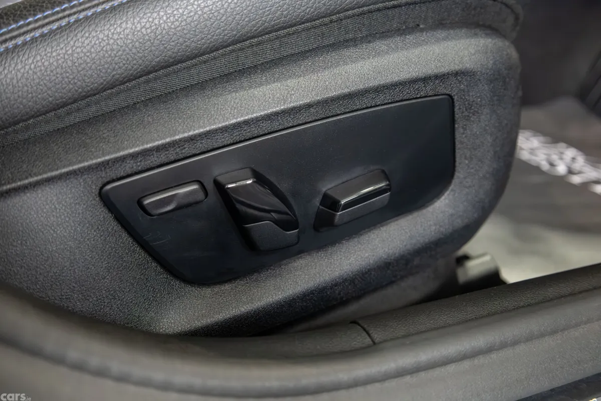 BMW 5-Series Saloon, Petrol Plug-in Hybrid, 2019, Blue