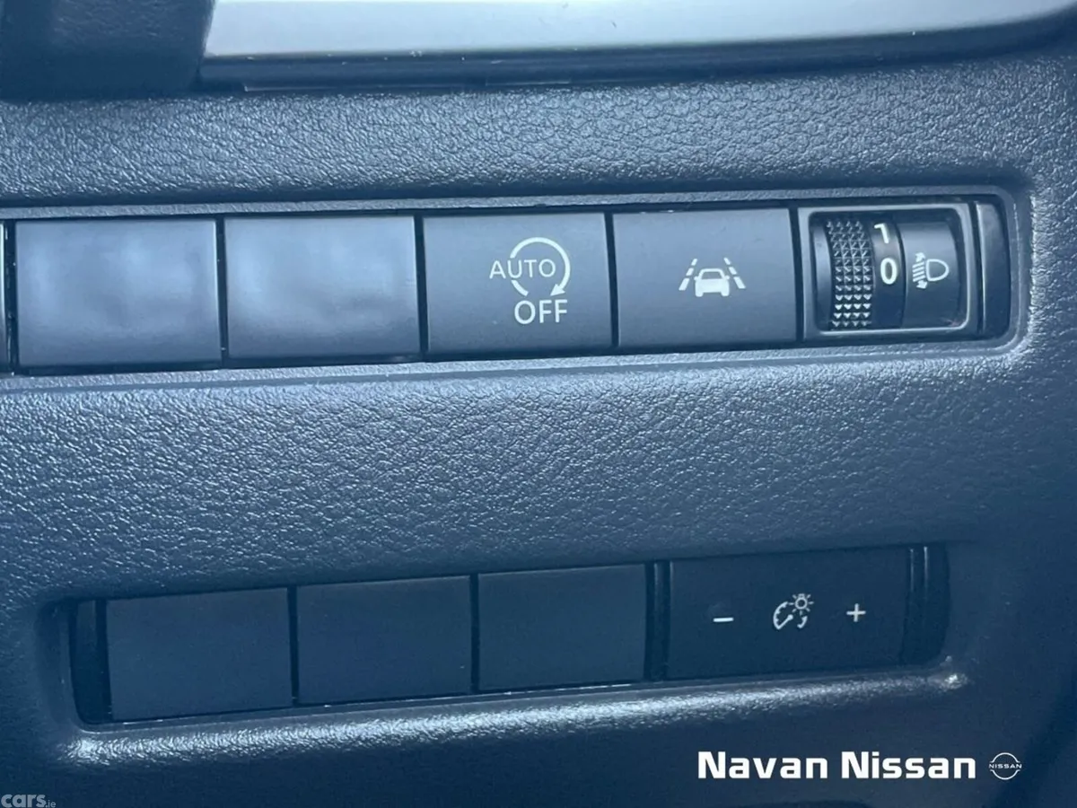 Nissan Qashqai MPV, Petrol Hybrid, 2023, Red