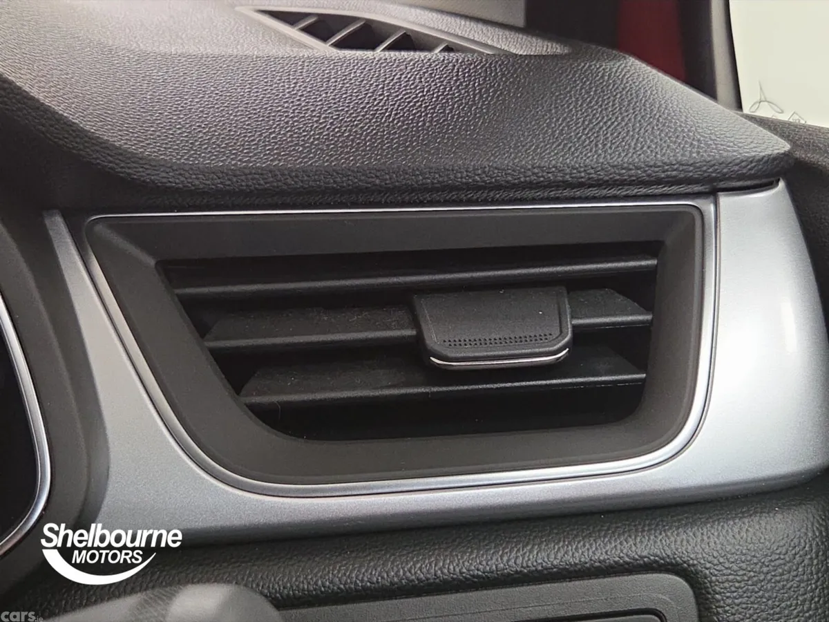 Renault Captur Hatchback, Petrol Hybrid, 2023, Red