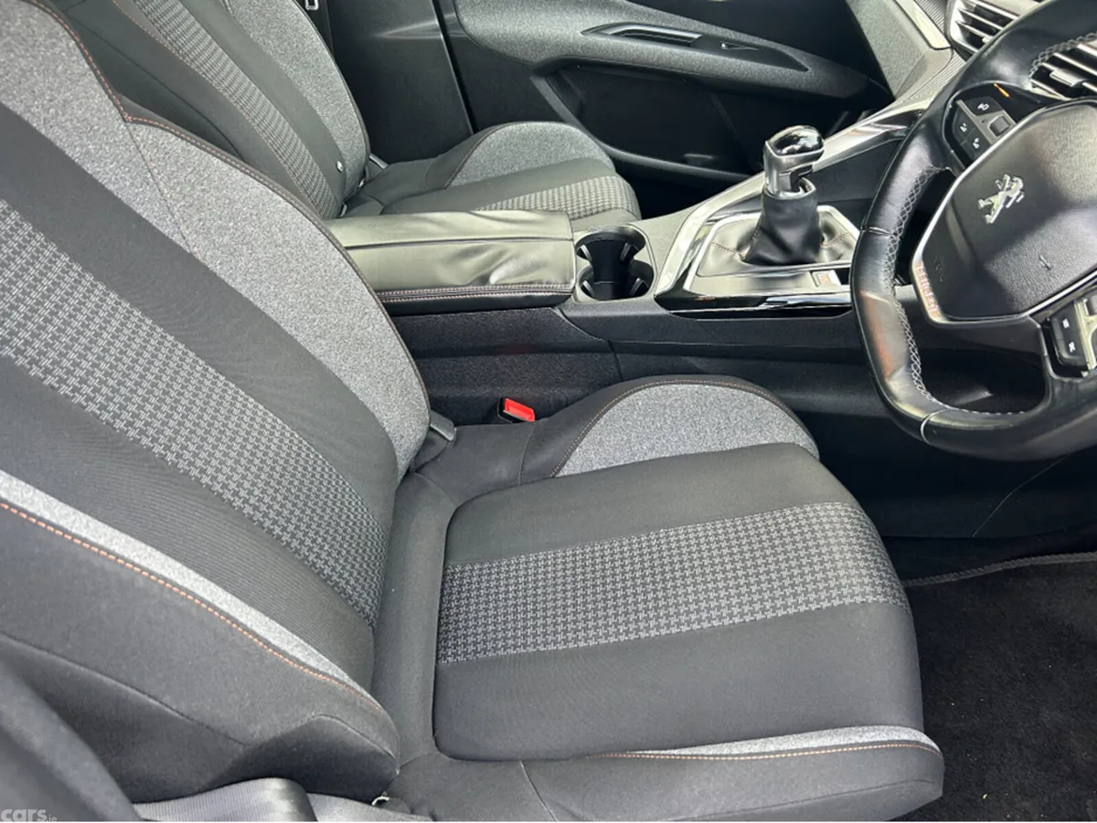 Peugeot 3008 MPV, Petrol, 2018, Black