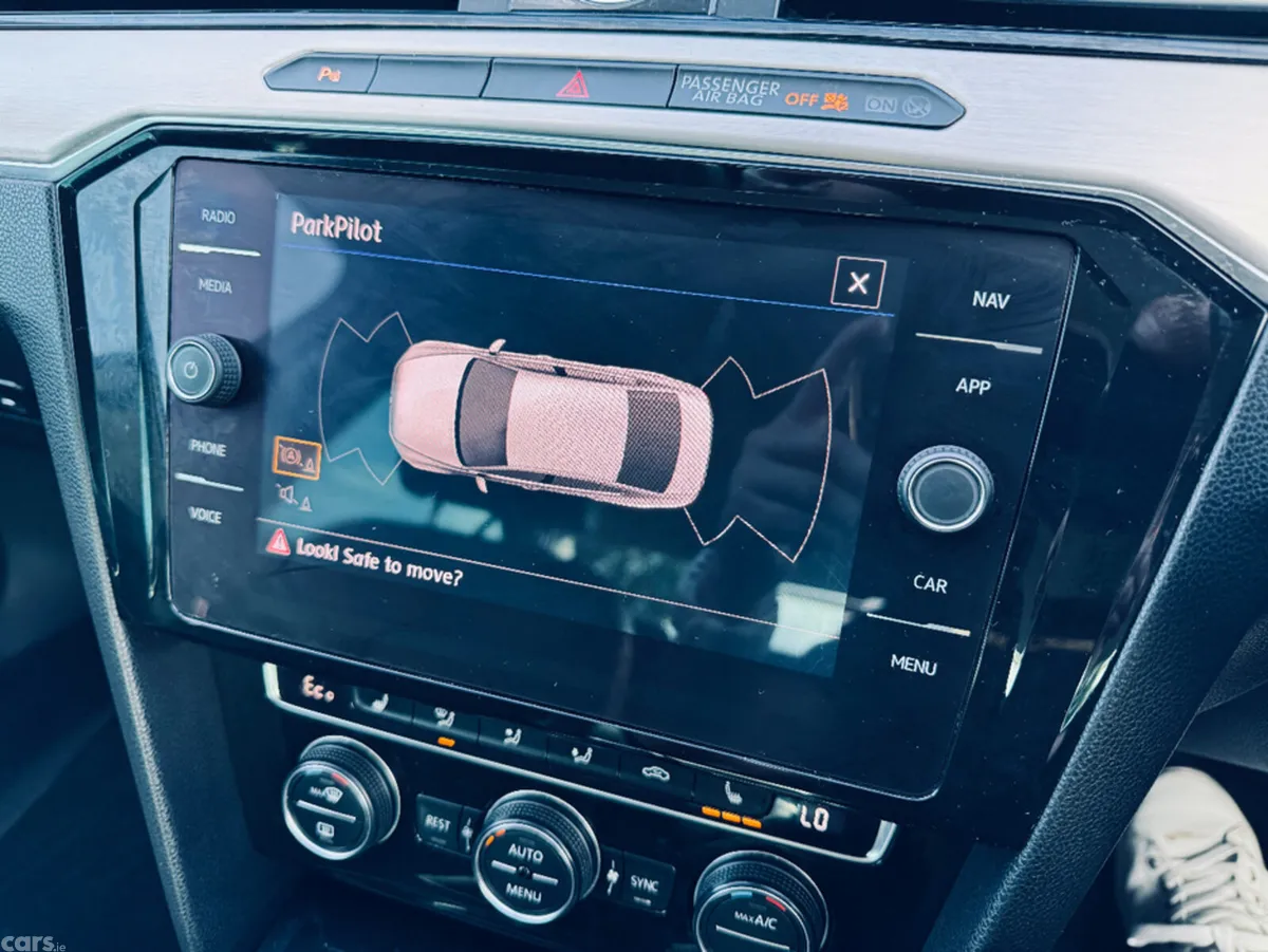 Volkswagen Passat Saloon, Petrol Plug-in Hybrid, 2017, White