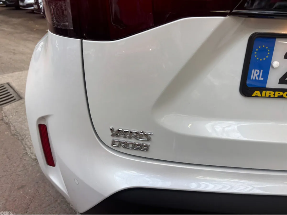 Toyota Yaris Cross Hatchback, Petrol Hybrid, 2023, White