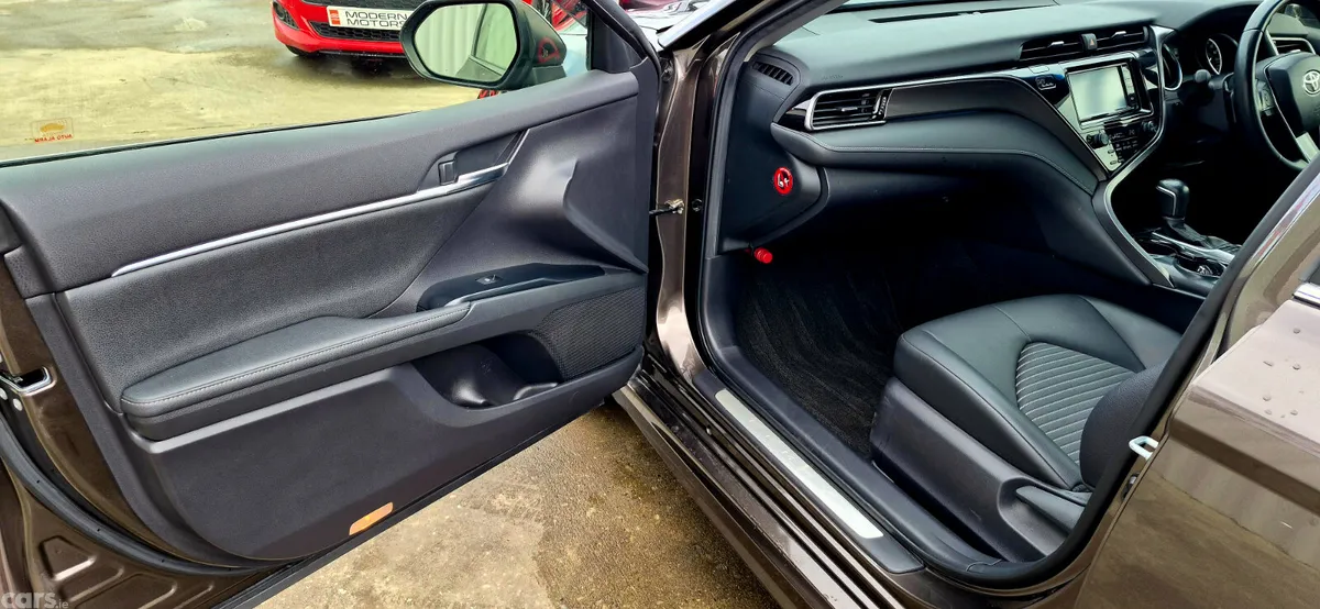 Toyota Camry Saloon, Petrol Hybrid, 2019, Brown
