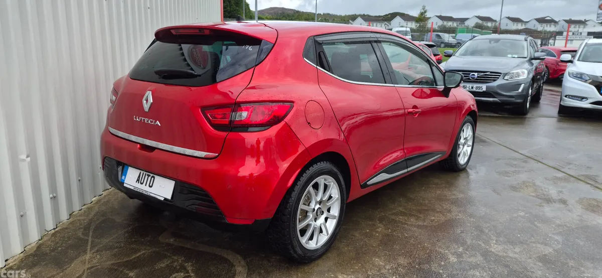 Renault Clio Hatchback, Petrol, 2016, Red