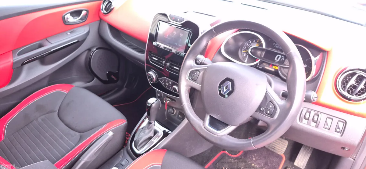 Renault Clio Hatchback, Petrol, 2016, Red