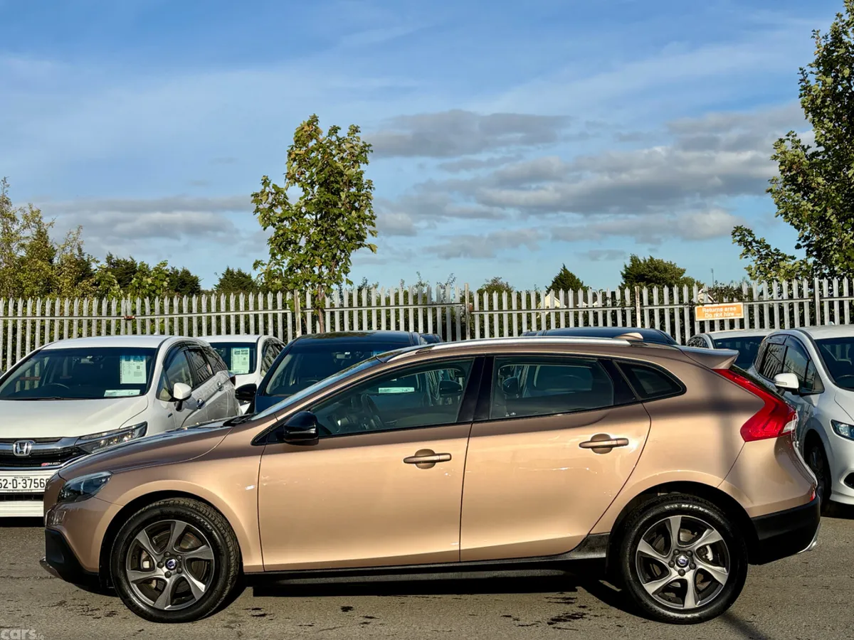 Volvo V40 Hatchback, Diesel, 2015, Orange