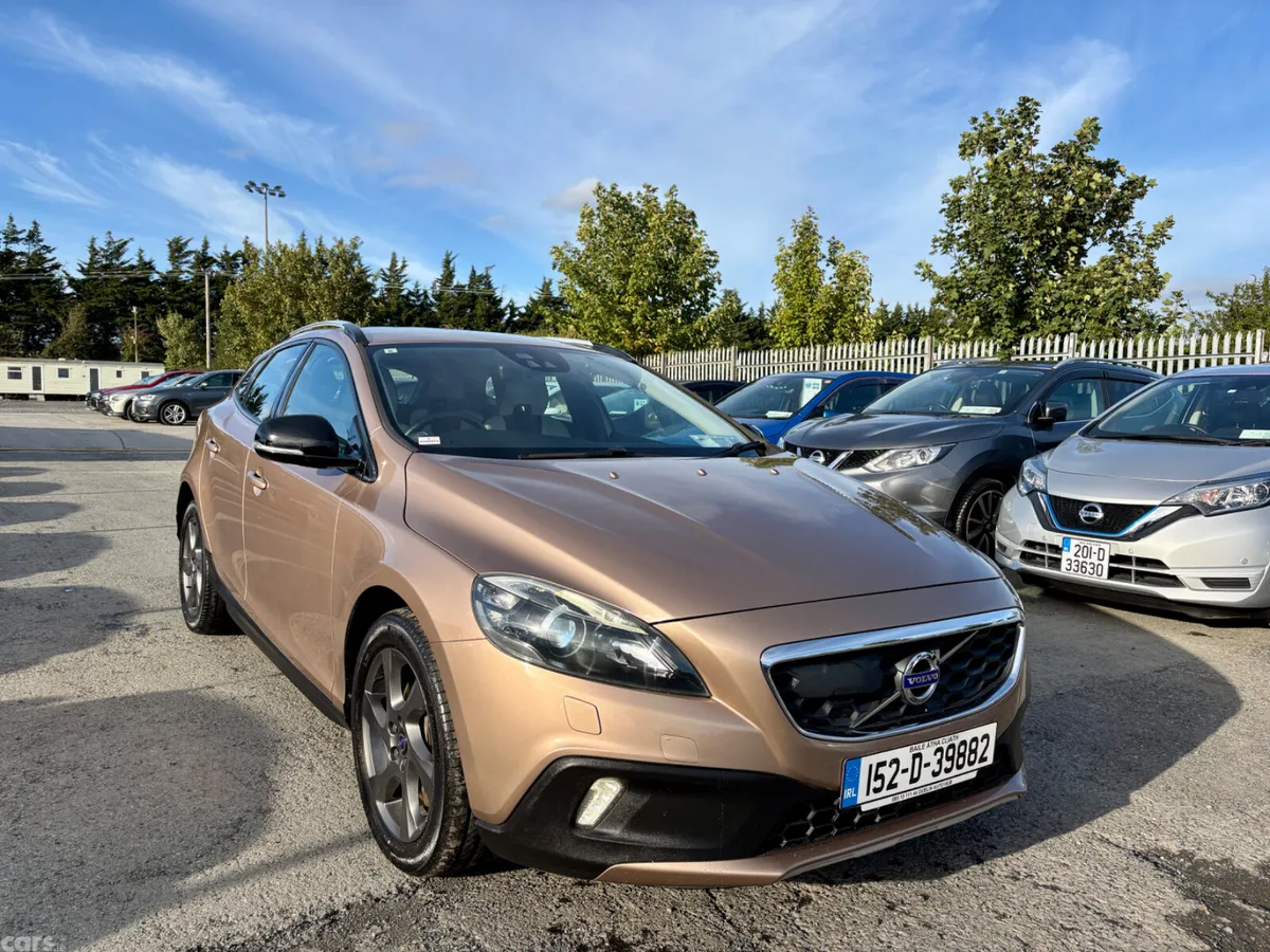Volvo V40 Hatchback, Diesel, 2015, Orange