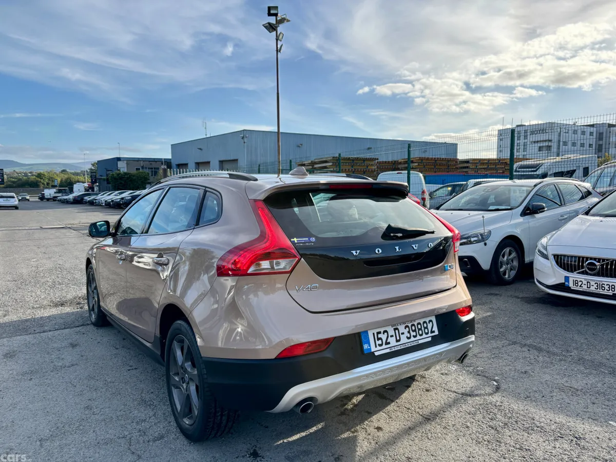 Volvo V40 Hatchback, Diesel, 2015, Orange