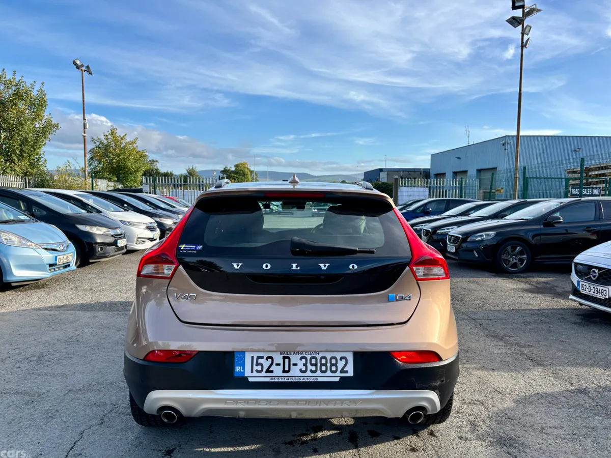 Volvo V40 Hatchback, Diesel, 2015, Orange