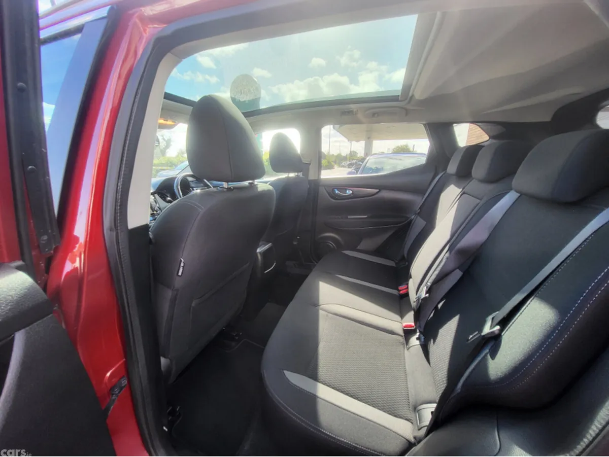 Nissan Qashqai MPV, Diesel, 2018, Red