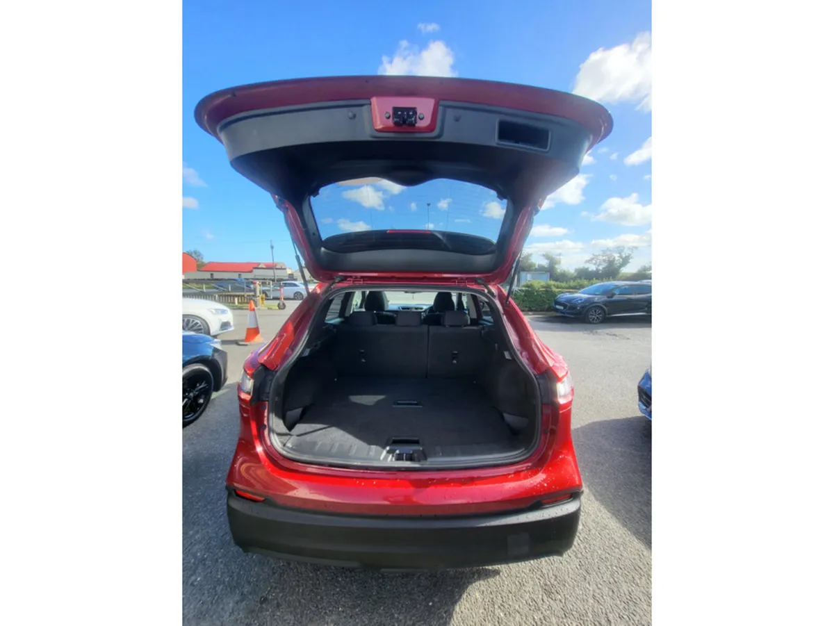 Nissan Qashqai MPV, Diesel, 2018, Red