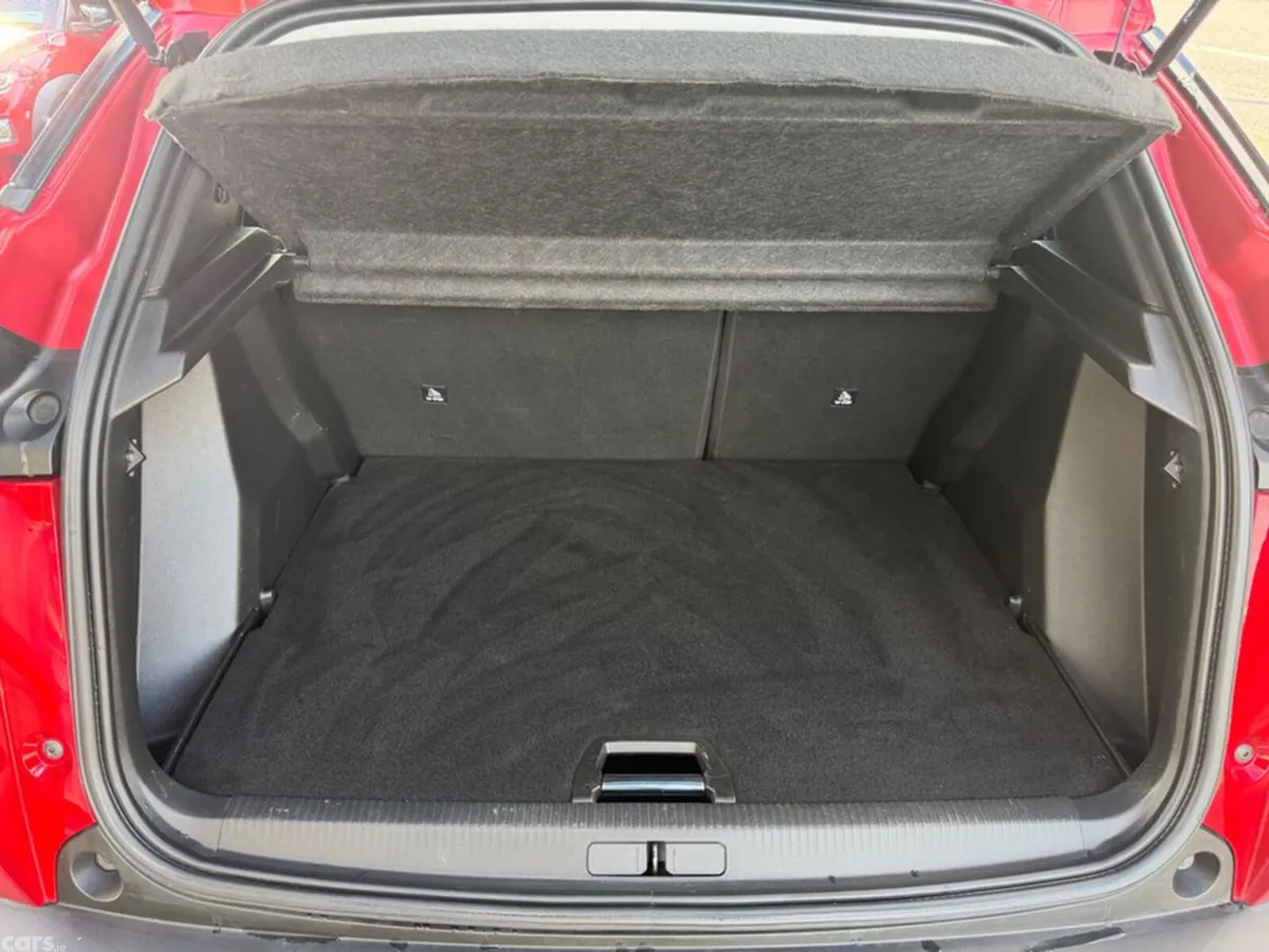Peugeot 2008 MPV, Electric, 2022, Red