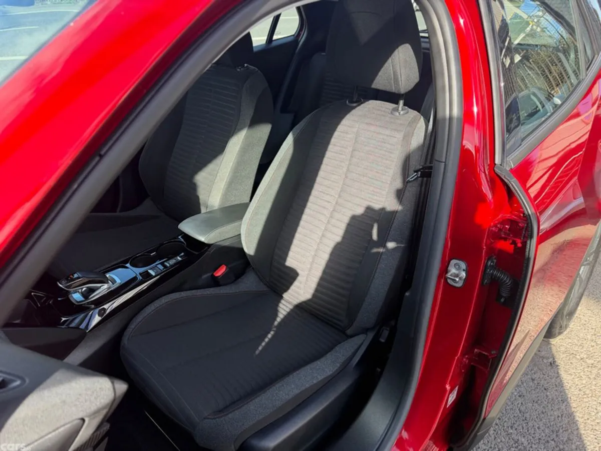 Peugeot 2008 MPV, Electric, 2022, Red
