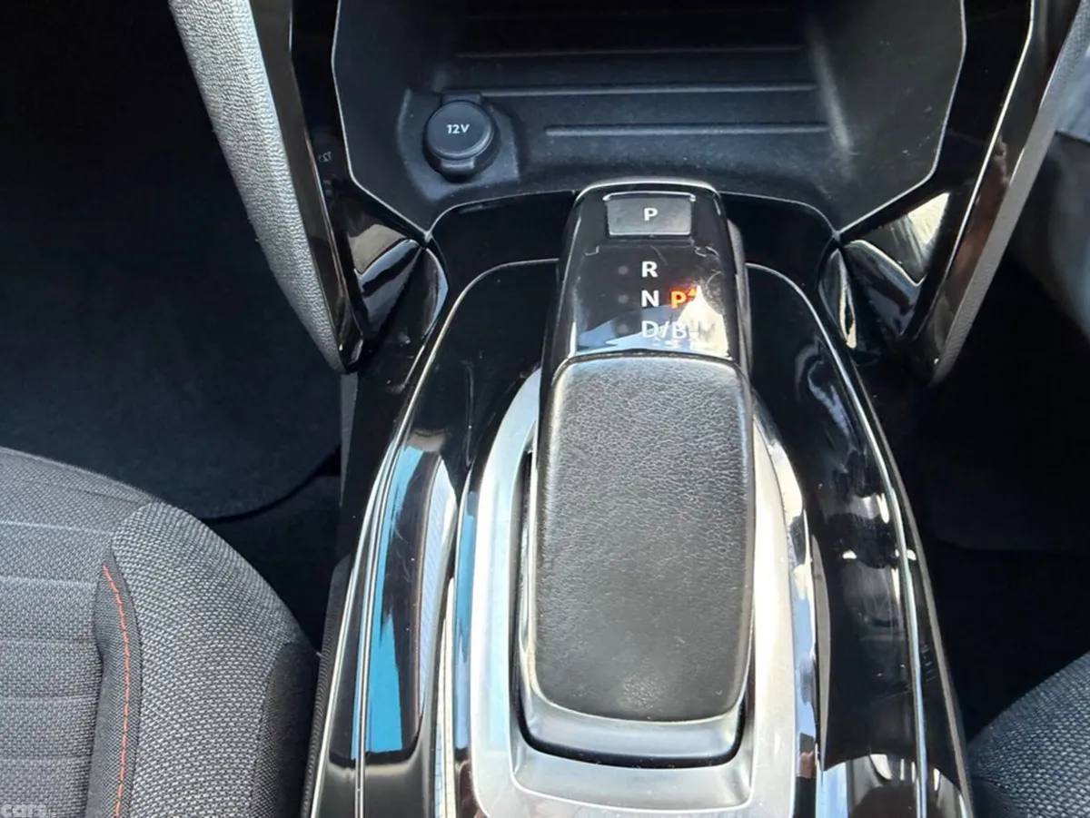 Peugeot 2008 MPV, Electric, 2022, Red