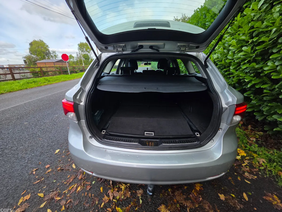 Toyota Avensis Estate, Diesel, 2015, Silver
