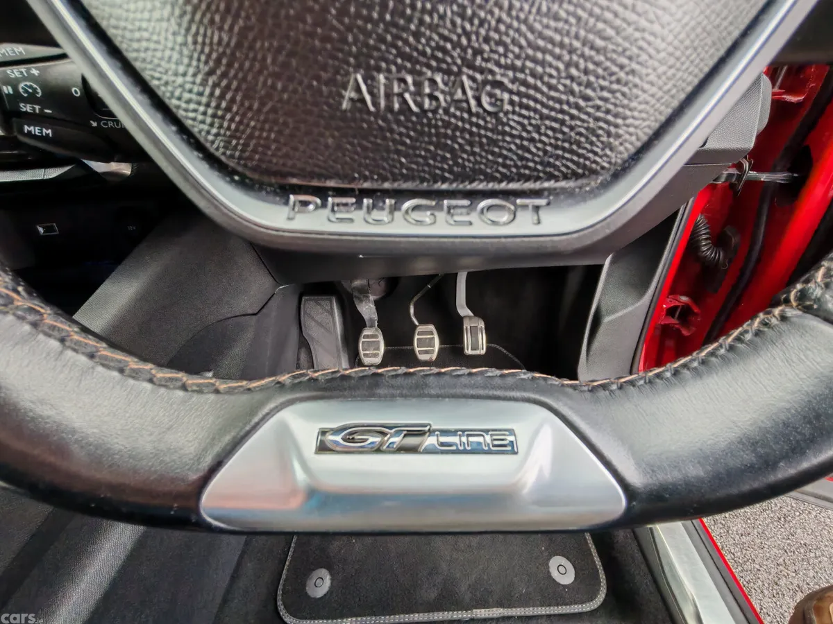 Peugeot 3008 MPV, Petrol, 2018, Red