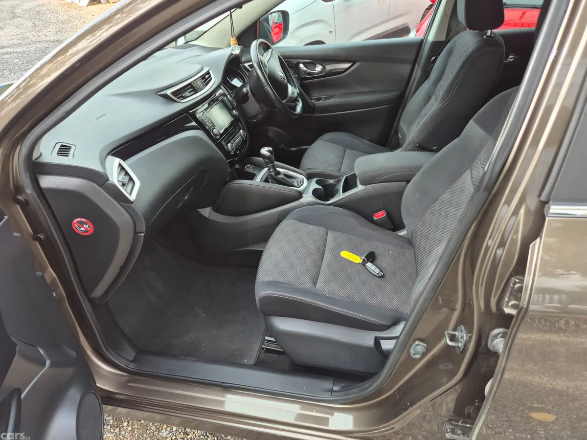 Nissan Qashqai Hatchback, Diesel, 2014, Beige