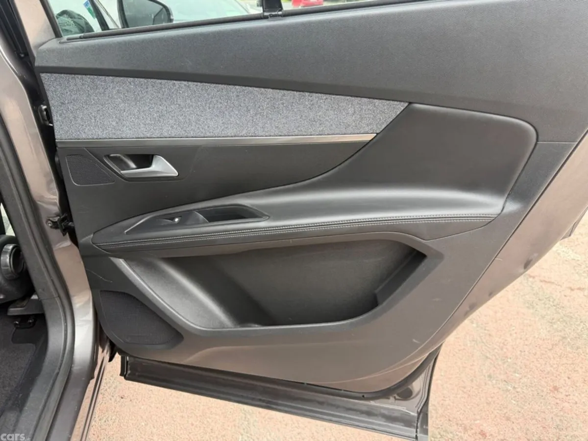 Peugeot 5008 MPV, Petrol, 2018, Grey