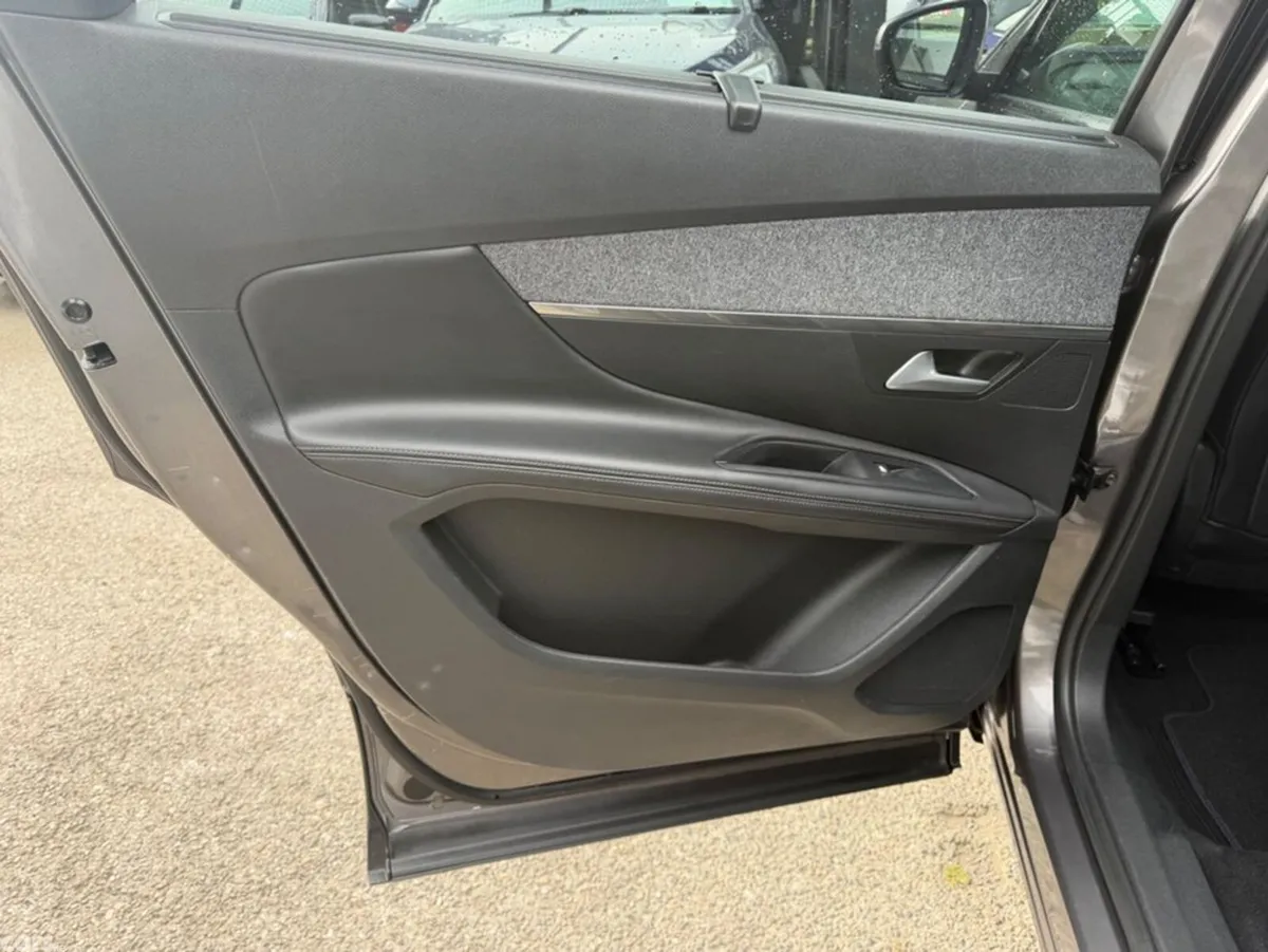 Peugeot 5008 MPV, Petrol, 2018, Grey