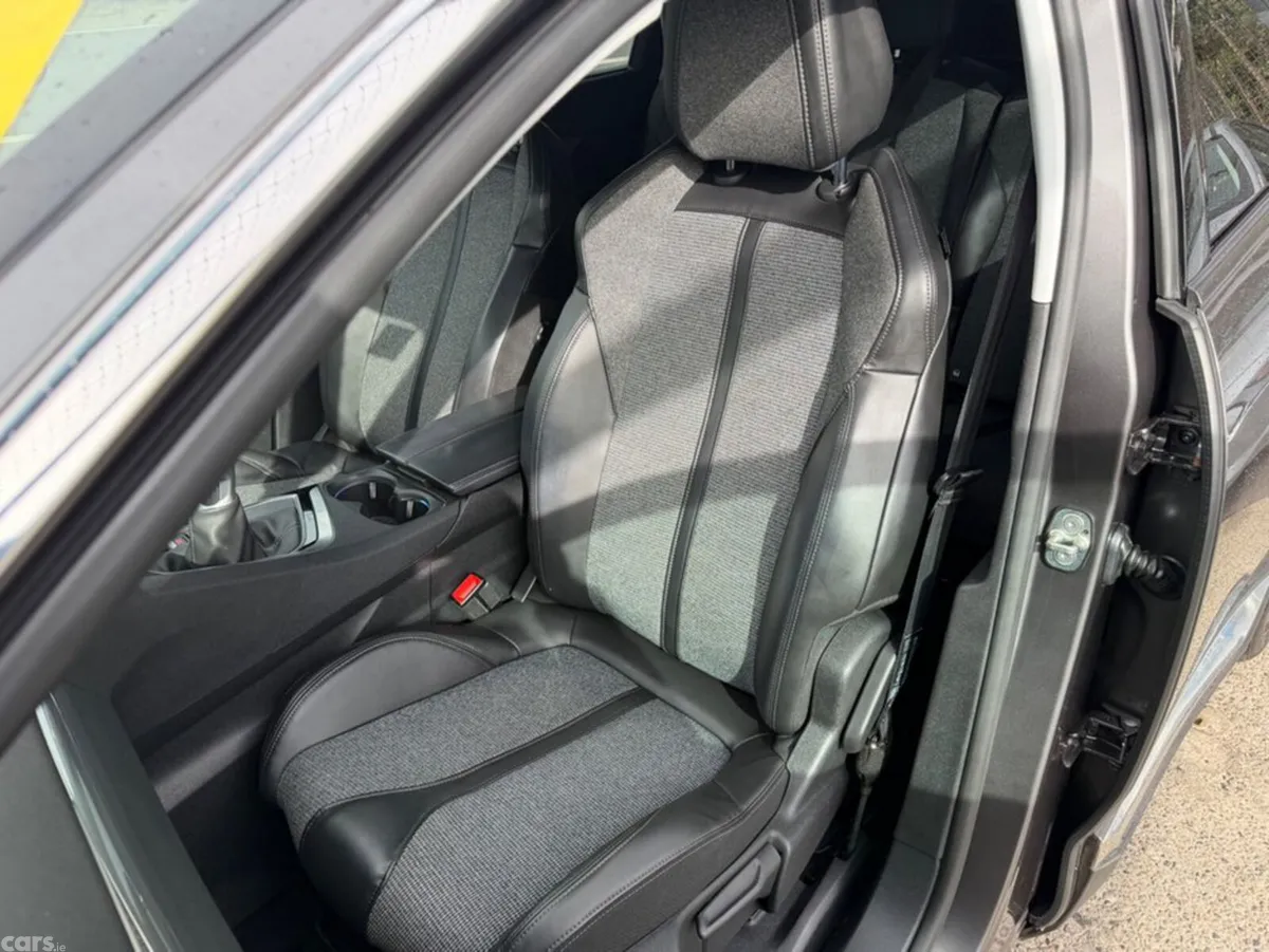Peugeot 5008 MPV, Petrol, 2018, Grey