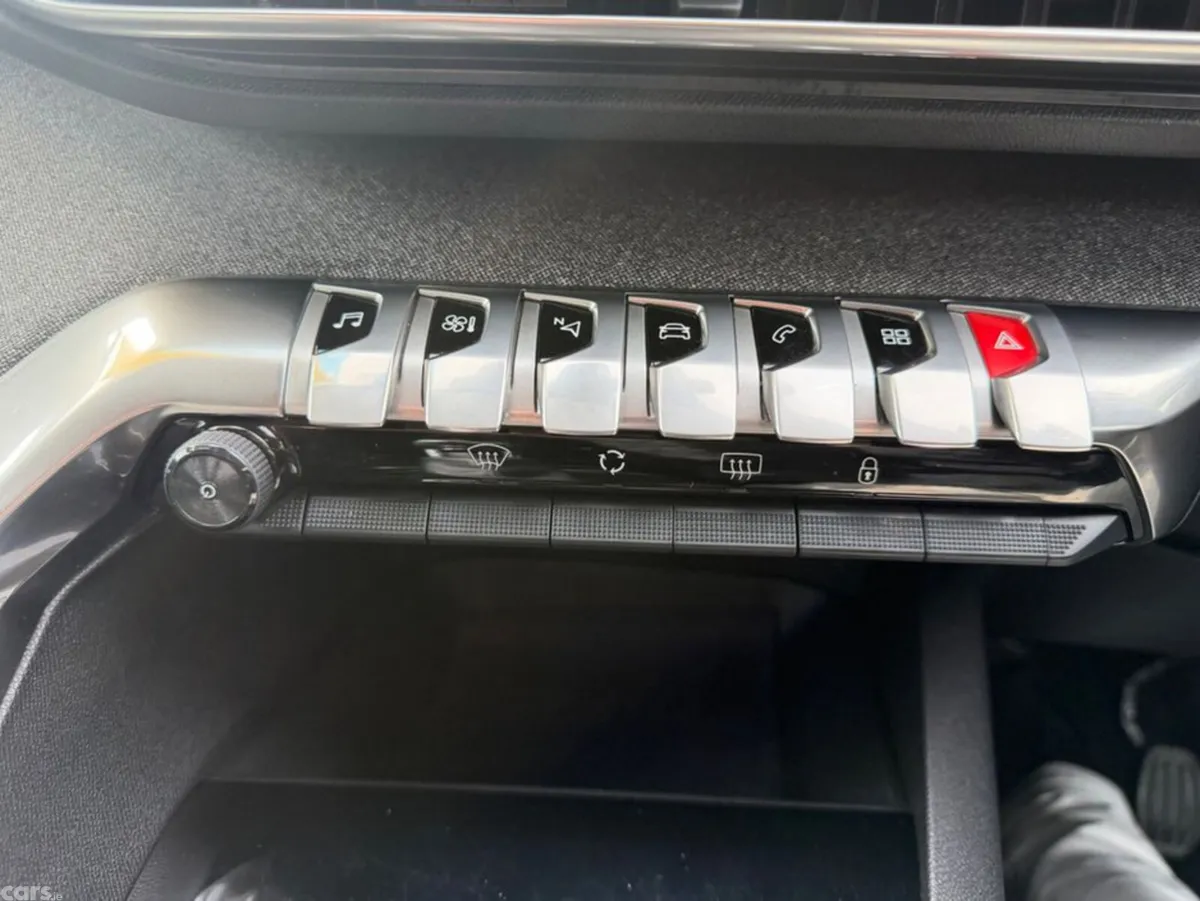 Peugeot 5008 MPV, Petrol, 2018, Grey