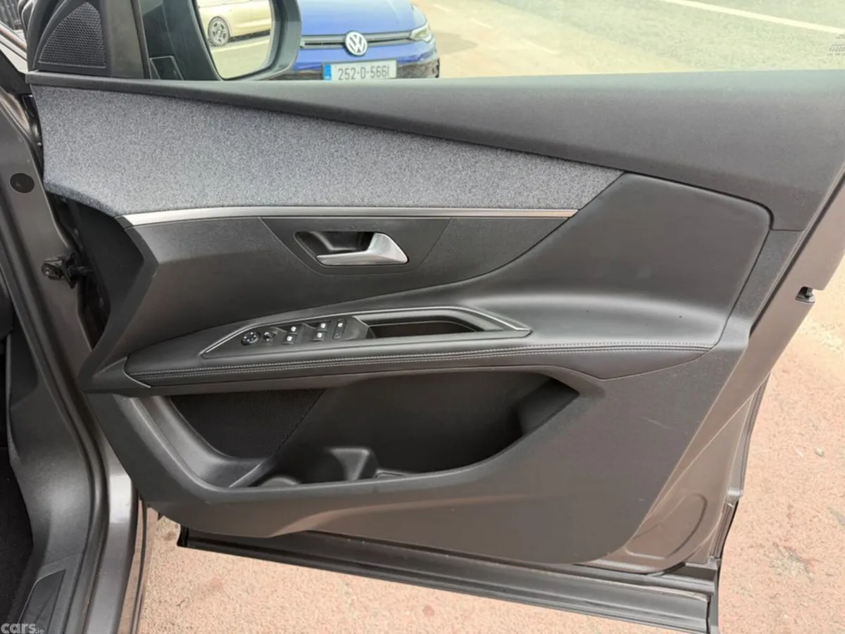 Peugeot 5008 MPV, Petrol, 2018, Grey