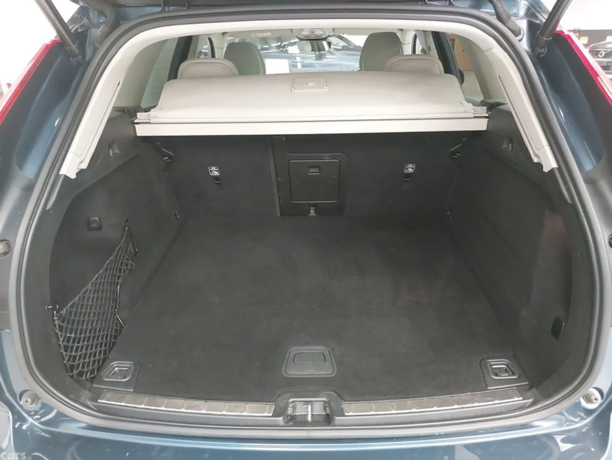 Volvo XC60 SUV, Petrol Plug-in Hybrid, 2023, Blue