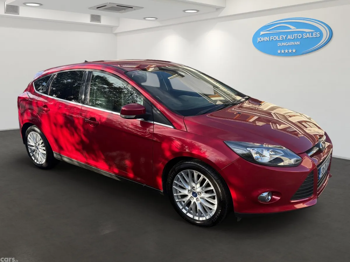 Ford Focus Hatchback, Petrol, 2013, Red