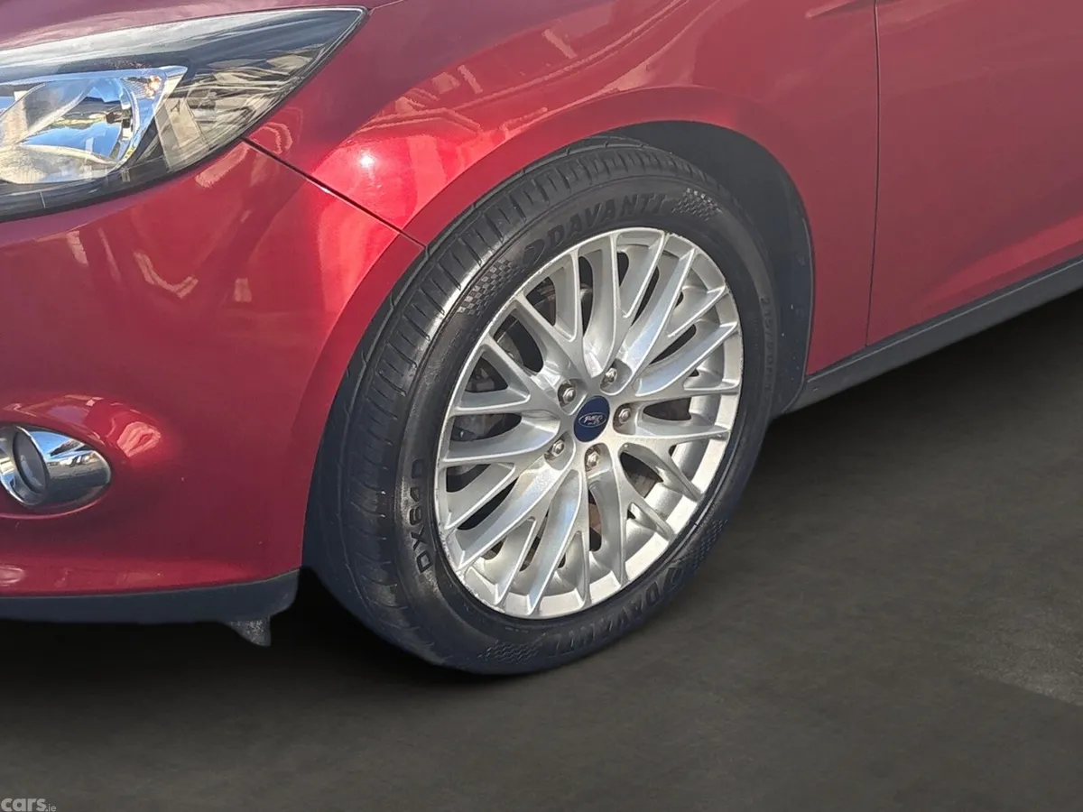 Ford Focus Hatchback, Petrol, 2013, Red