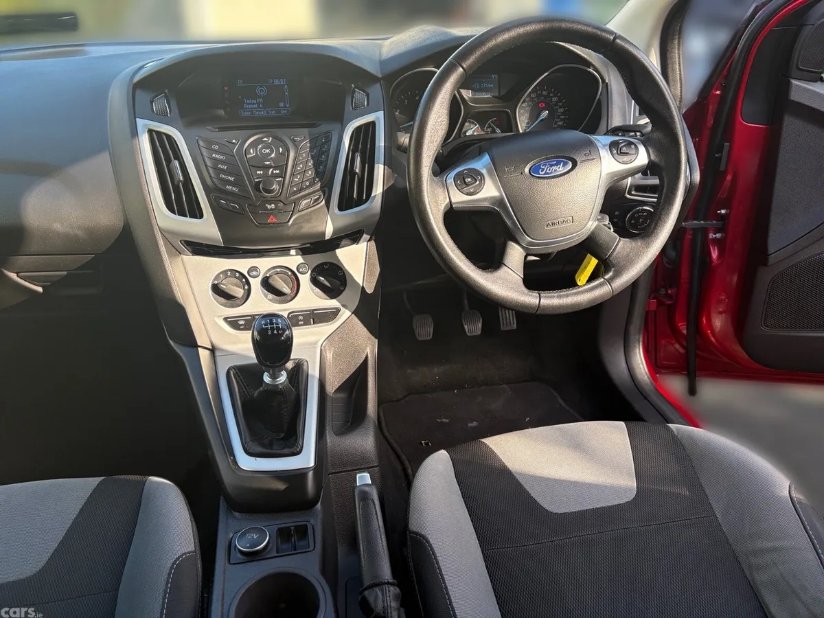 Ford Focus Hatchback, Petrol, 2013, Red