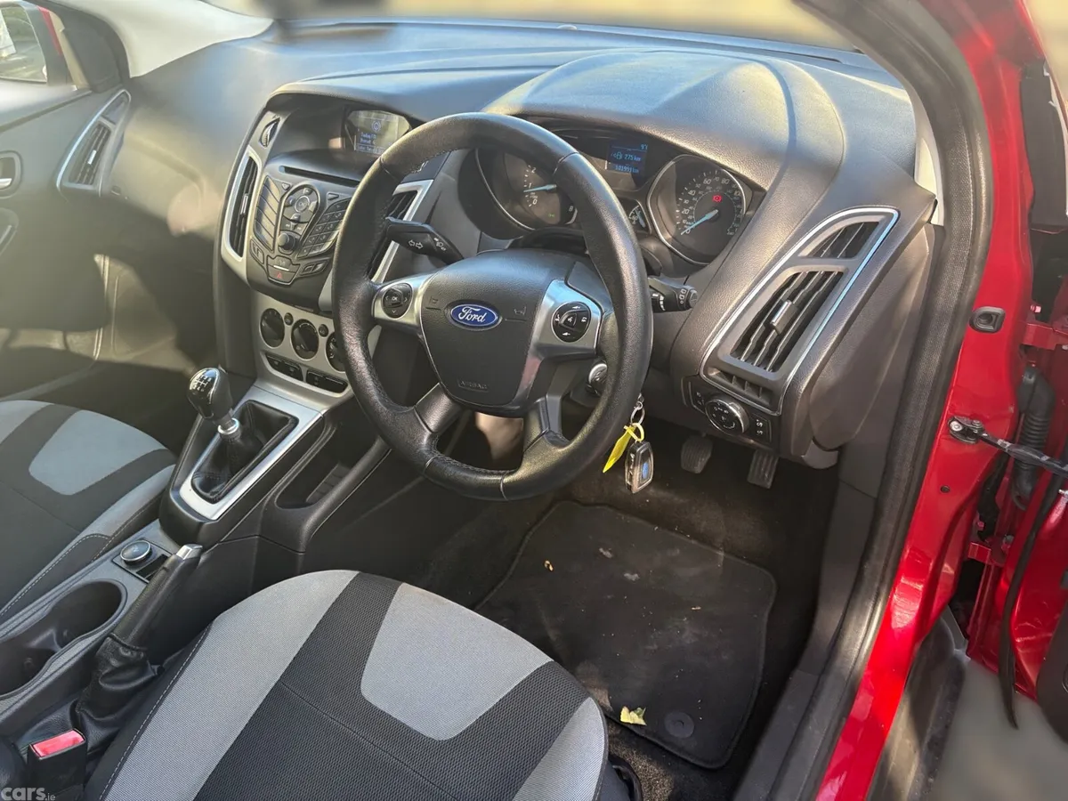 Ford Focus Hatchback, Petrol, 2013, Red