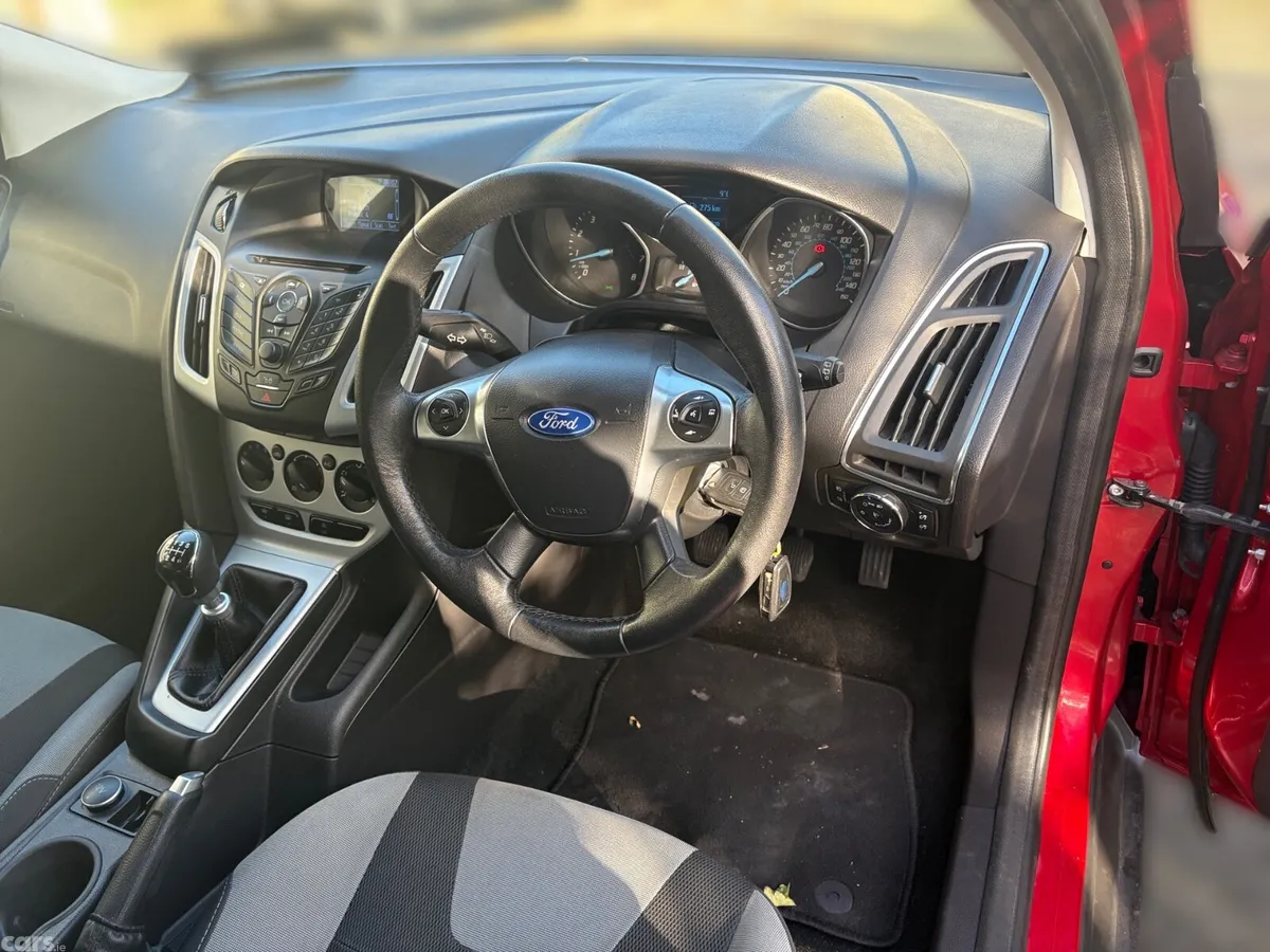 Ford Focus Hatchback, Petrol, 2013, Red