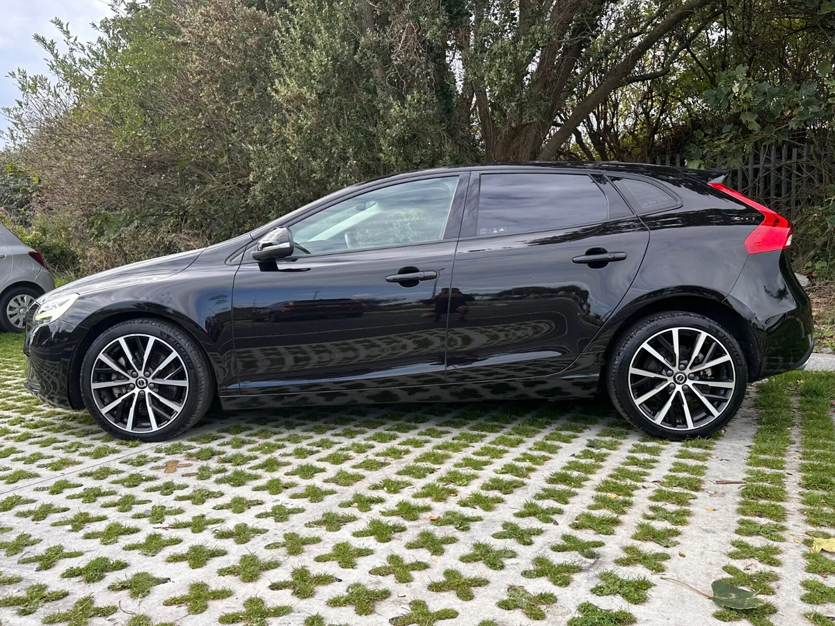 Volvo V40 Hatchback, Diesel, 2018, Black
