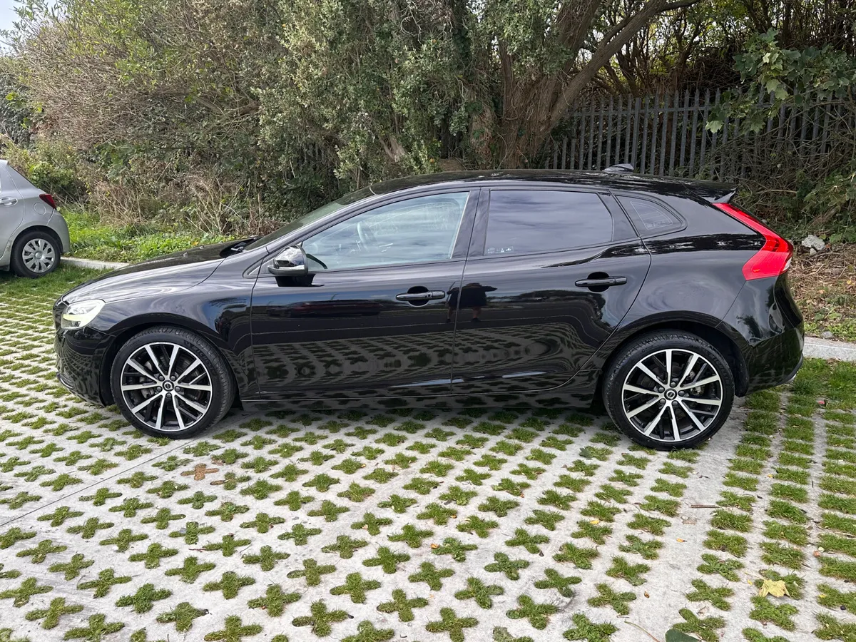 Volvo V40 Hatchback, Diesel, 2018, Black