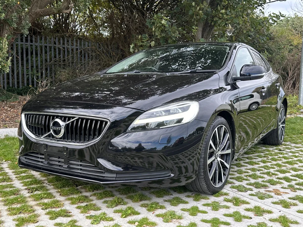 Volvo V40 Hatchback, Diesel, 2018, Black