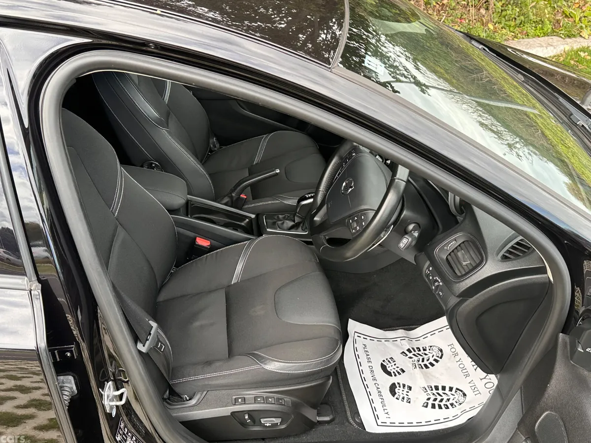 Volvo V40 Hatchback, Diesel, 2018, Black