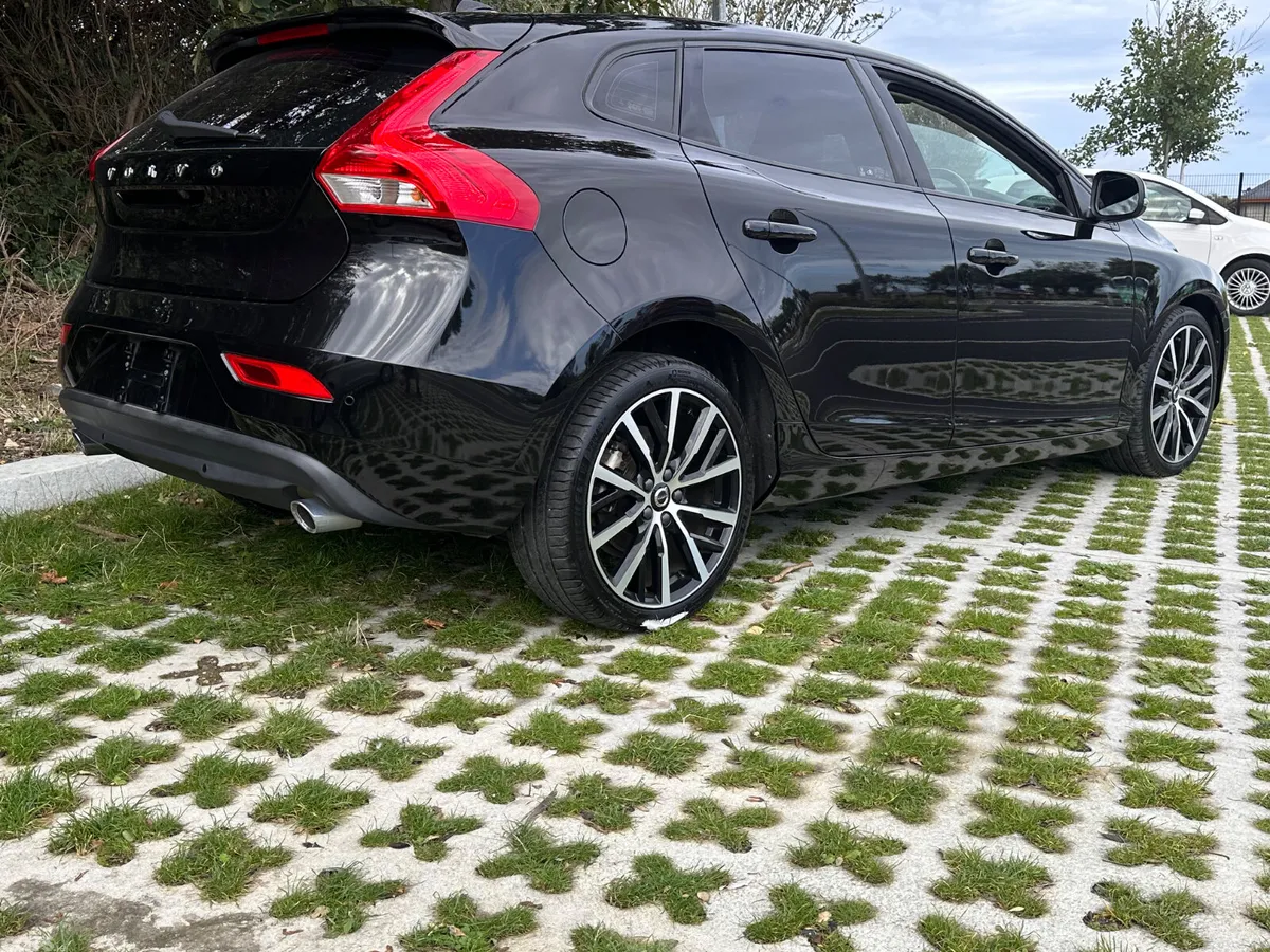 Volvo V40 Hatchback, Diesel, 2018, Black