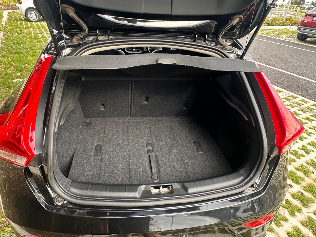 Volvo V40 Hatchback, Diesel, 2018, Black
