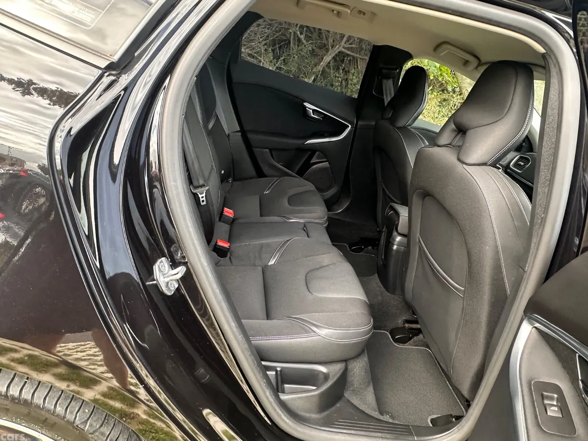 Volvo V40 Hatchback, Diesel, 2018, Black