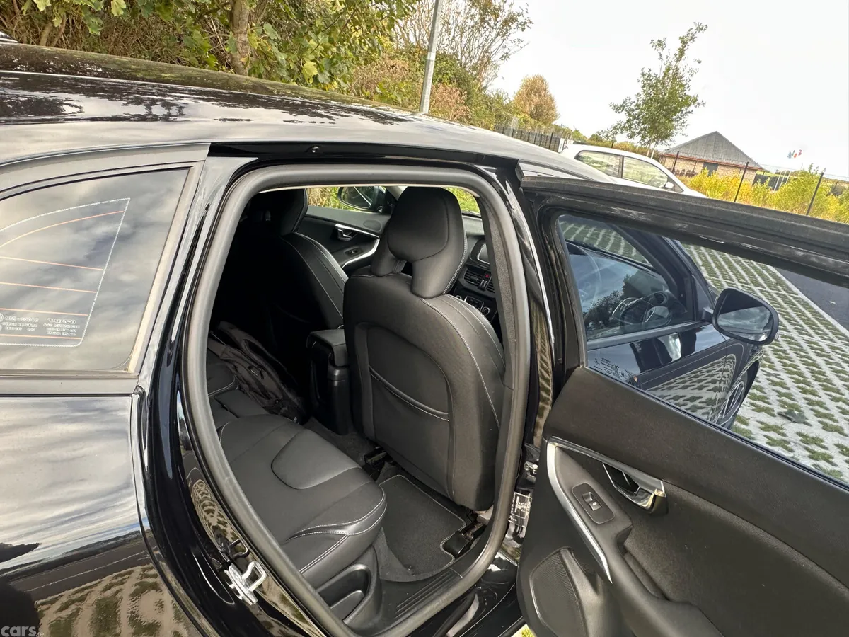 Volvo V40 Hatchback, Diesel, 2018, Black